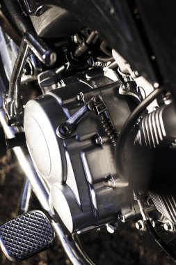 motosiklet. Motorun ana parçası. üzerinde kir var. yakın çekim. Orada tonlama.