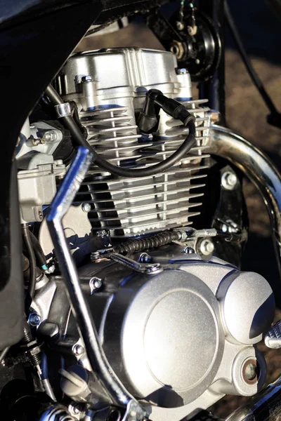 Motorfiets. het grootste deel van de motor. Er is vuil op het. Close-up. Er is toning. — Stockfoto