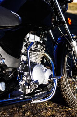 motosiklet. Motorun ana parçası. üzerinde kir var. yakın çekim. Orada tonlama.