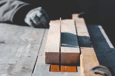 testere. Araba testere ahşap. arka planda bir tahta var. çalışma el