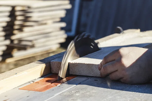 Saw blade. the machine is ready to go. there is a blackboard in the background. working hand. he is sawing. — Stock Photo, Image