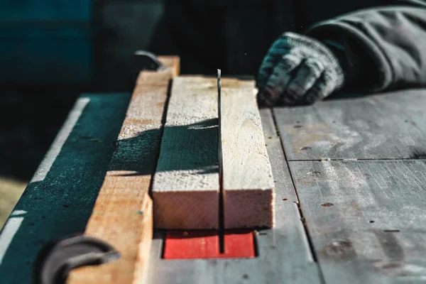 Zag blade. auto zagen hout. is er een schoolbord op de achtergrond. werken hand — Stockfoto