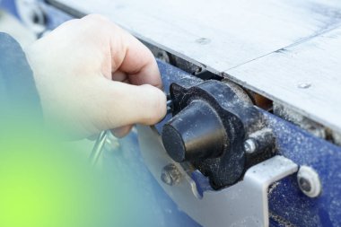 bir işaret fişeği var. makine kesme tahta için. Ana cıvata el ile unscrews