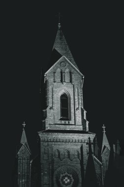 karanlık gece. Binanın bir parçası bir spot ışığı yanar. Bu onların kırmızı tuğla var. uzun pozlama var tonlama