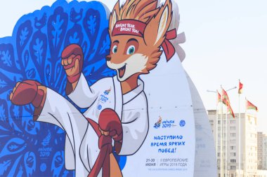Minsk Belarus-4 Nisan 2019: Chanterelle-maskot 2 Avrupa Oyunları Minsk sokakta.
