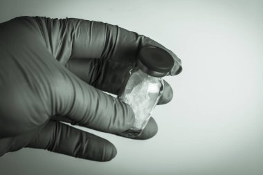 Doktor ilacı tutuyor. beyaz bir arka plan üzerinde. tonlama var.