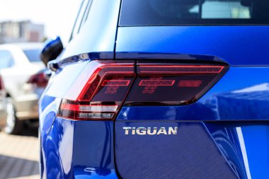 Minsk. Belarus. 19 Nisan 2019. Volkswagen arabası. Güneşin parlak ışınları altında. vücudun ayrı parçaları