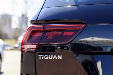 Minsk. Belarus. 19 Nisan 2019. Volkswagen arabası. Güneşin parlak ışınları altında. vücudun ayrı parçaları