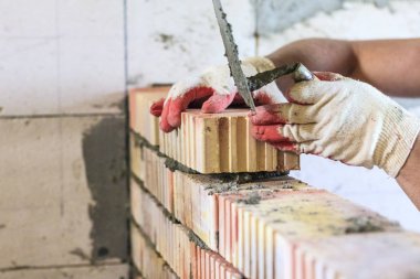 bir araç ile ana, kırmızı bir tuğla yığınları. aydınlatma ve tonlama vardır. sığ kesim derinliği.