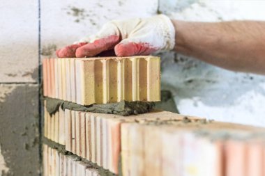 bir araç ile ana, kırmızı bir tuğla yığınları. aydınlatma ve tonlama vardır. sığ kesim derinliği.