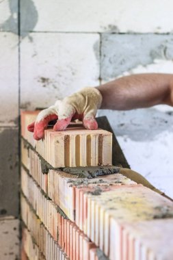 bir araç ile ana, kırmızı bir tuğla yığınları. aydınlatma ve tonlama vardır. sığ kesim derinliği.