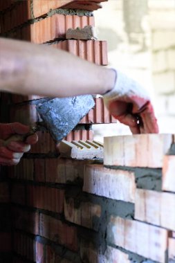 bir araç ile ana, kırmızı bir tuğla yığınları. aydınlatma ve tonlama vardır. sığ kesim derinliği.