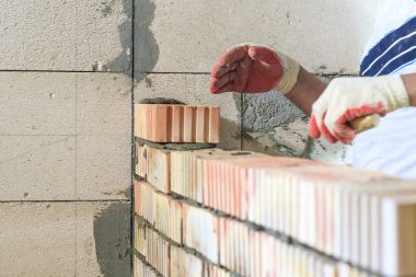 bir araç ile ana, kırmızı bir tuğla yığınları. aydınlatma ve tonlama vardır. sığ kesim derinliği.