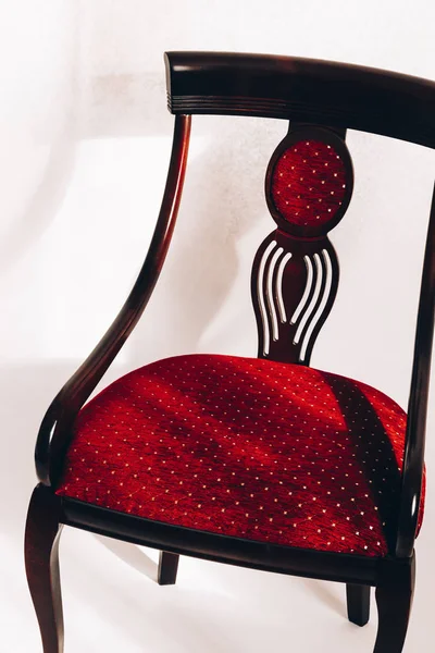 Cadeira de madeira com um assento vermelho. sobre um fundo branco. têm tonificação — Fotografia de Stock