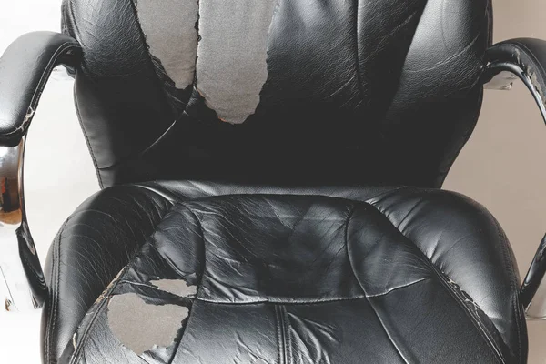 Chaise de bureau en cuir sur fond blanc. pas d'isolement. réparations. le transport des revêtements — Photo