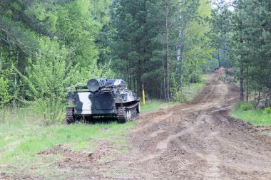 Orman. piyade savaş aracı değerinde. askeri teçhizat yol payı. tonlama var