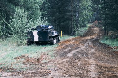 Orman. piyade savaş aracı değerinde. askeri teçhizat yol payı. tonlama var
