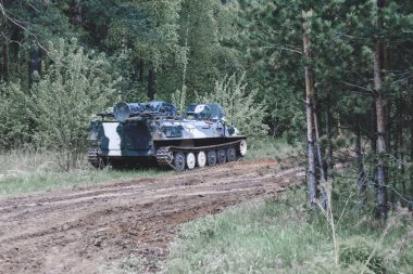 Orman. piyade savaş aracı değerinde. askeri teçhizat yol payı. tonlama var.