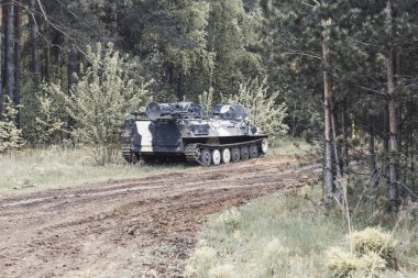 Orman. piyade savaş aracı değerinde. askeri teçhizat yol payı. tonlama var.