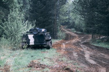 Orman. piyade savaş aracı değerinde. askeri teçhizat yol payı. tonlama var
