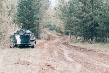 Orman. piyade savaş aracı değerinde. askeri teçhizat yol payı. tonlama var