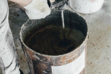 misafir işçi usta sıva için harç yoğurtu. metal kova. doğal bir süreçtir. tonlama var.