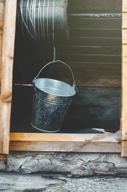 sokak aydınlatması. iyi. metal kova ve zincir. iyi. tonlama var.
