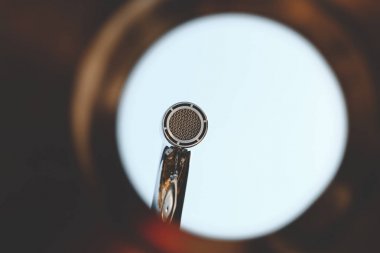 kabuk, renkli, alt görünümü. musluk aerator, yakın. arka plan mavi gökyüzü