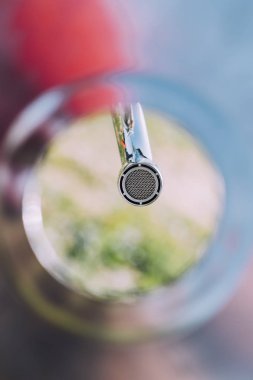 lavabo kurulum konsepti. Demir kabuğu ve kaz alt görünümü