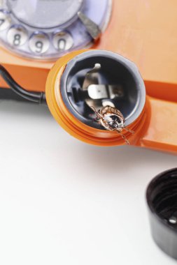 Chafer, ne oldu? retro telefon. Hoparlörden çıkıyor. telefon dinleme konsepti.