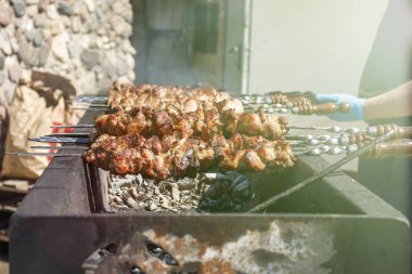 kömürler üzerinde şiş kebap. sokak aydınlatması. parlak güneşli bir gün. tonlama var. Close.