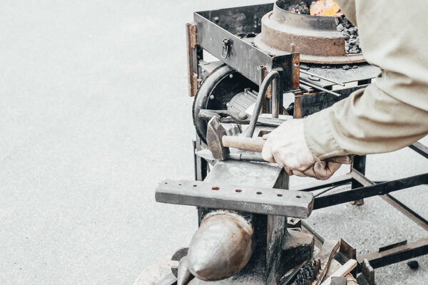 кузнец. показывает, как происходит процесс производства металлических изделий
