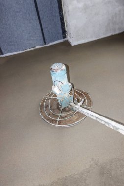 şap zemin, cilalı. küçük bir oda. fayans döşemeden önce hazırlık çalışması.