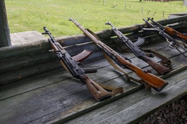 askeri eğitim. Silah hazır. makineli tüfek, tüfek ve makineli tüfek. tüm farklı dönemleri.