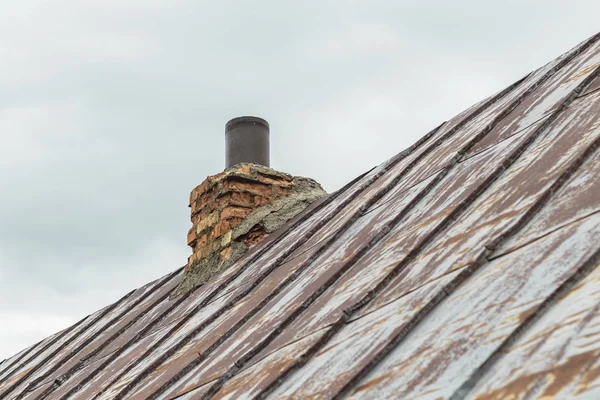 Techo de metal, la pintura casi desapareció. en su chimenea. trompeta y kerpich . —  Fotos de Stock