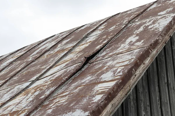 Металлическая крыша, в ней дыра, чтобы течь. она нуждается в ремонте . — стоковое фото