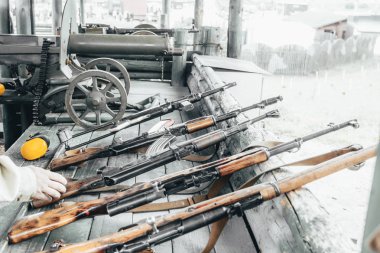 askeri eğitim. Silah hazır. makineli tüfek, tüfek ve makineli tüfek. tüm farklı dönemleri.