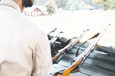 atış poligonunda. çekim için askeri yeniden otomatik makine. tonlama var.