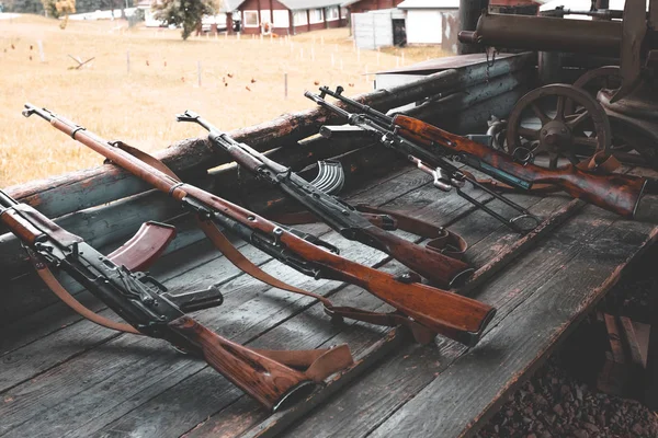 Vojenský výcvik. zbraň je připravená. kulomety, pušky a kulomety. všechna různá období. — Stock fotografie