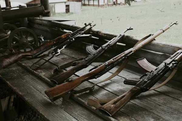 군사 훈련. 무기가 준비 되었습니다. 기관총, 소총, 기관총. 모든 다른 시대. — 스톡 사진