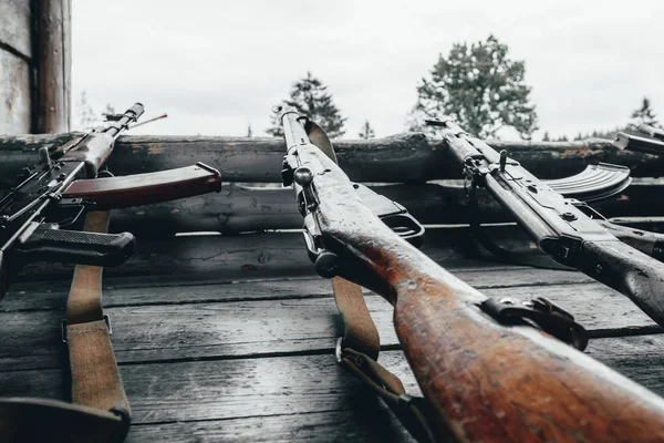 Військова підготовка. зброя готова. кулемети, гвинтівки та кулемети. всі різні епохи . — стокове фото