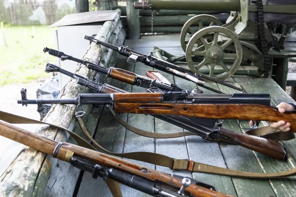 Militaire opleiding. het wapen is klaar. machinegeweren, geweren, en machinegeweren. alle verschillende tijdperken. — Stockfoto