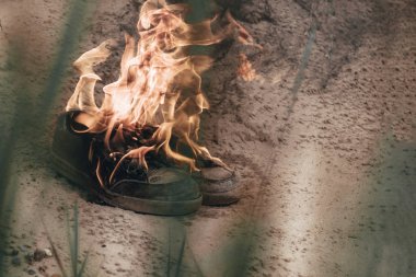 plaj kumu. Spor ayakkabılar çok eski yanık açık ateş vardır. tonlama var