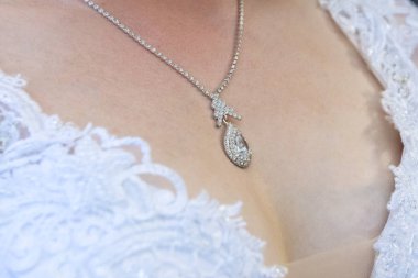 Gün ışığı. kadın yığını üzerinde bir süsleme vardır. değil pahalı mücevher.