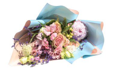 Gün ışığı. çiçek buket gül, şakayık, beyaz arka planda izole.