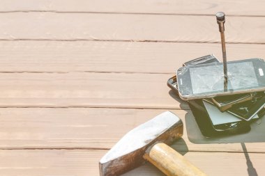 Gün ışığı. telefonlar üzerinde vurmak çekiç. Bunlardan birinde bir metal çivi var