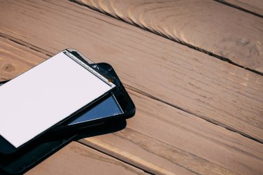 Gün ışığı. kırık cep telefonu. ahşap arka plan. tonlama var