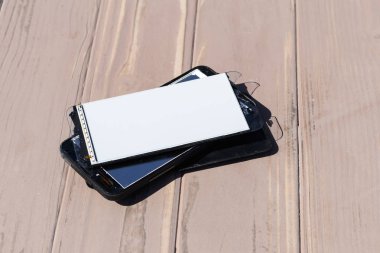 Gün ışığı. kırık cep telefonu. ahşap arka plan. tonlama var