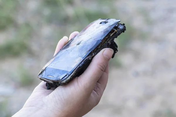 Luce del giorno. Il telefono è danneggiato a causa di un incendio. dentro non ci sono danni. hanno tonificante — Foto Stock