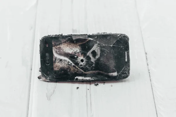 Luce del giorno. Il telefono è danneggiato a causa di un incendio. dentro non ci sono danni. hanno tonificante — Foto Stock